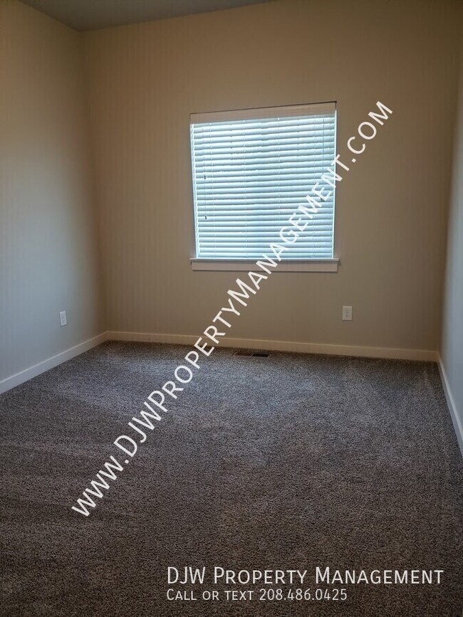 Foto del edificio - 324 E 3rd St
