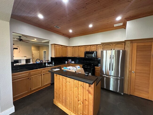 Building Photo - ***Spacious Country Living with Modern Com...