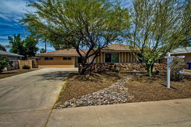 Foto del edificio - 1030 E Manhatton Dr