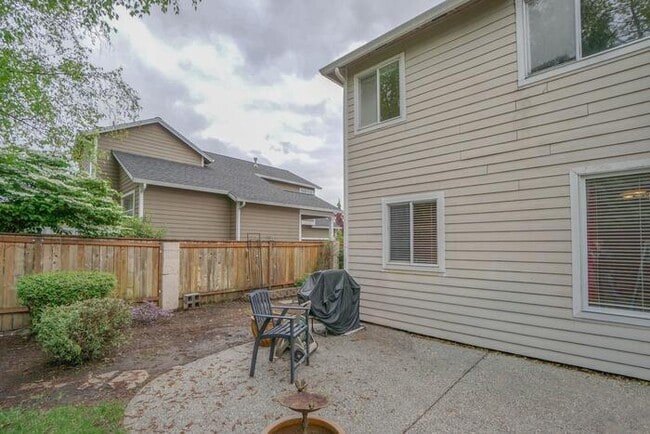 Foto del edificio - BEAUTIFUL FOUR BEDROOM HOME IN EAST COUNTY