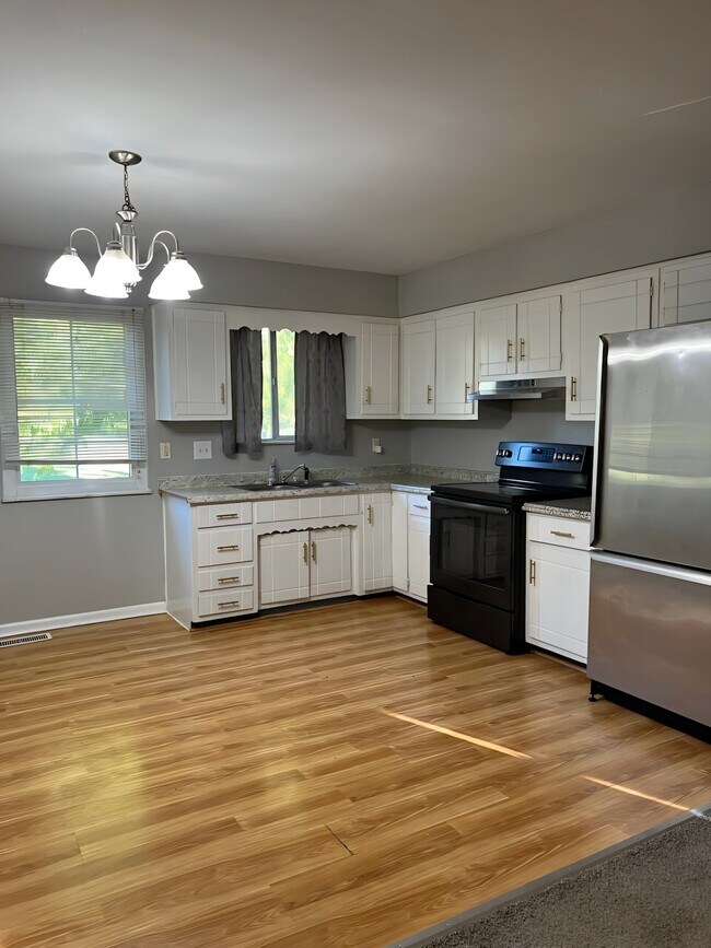 Kitchen - 1033 Windsor Rd