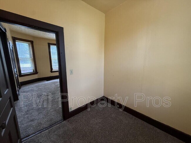 Foto del edificio - 2439 Dr. William Finlayson St