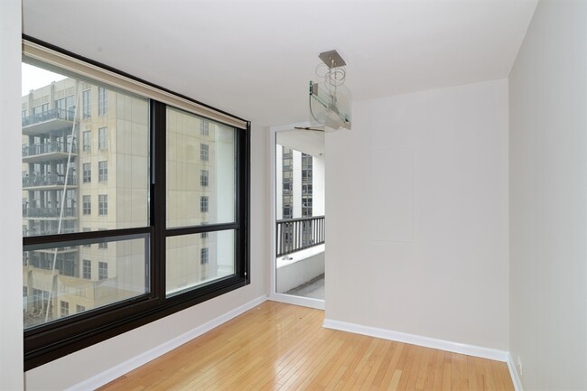 Foto del edificio - 1030 N State St