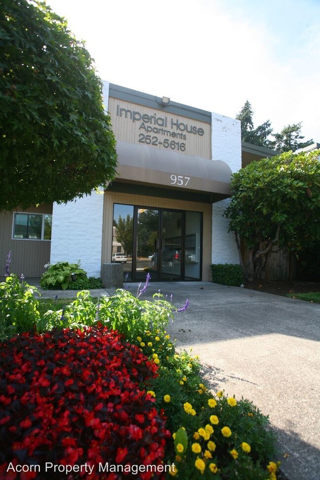 Building Photo - 957 NE 122nd Ave