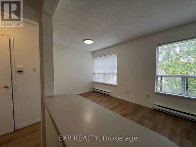 Building Photo - 102-102 Greensides Ave