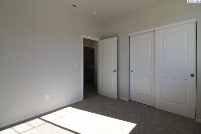 Building Photo - 3 Bed/2 Bath Townhouse in West Pasco