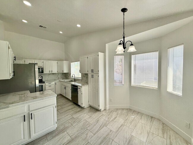 Foto del edificio - 7349 W Denton Ln