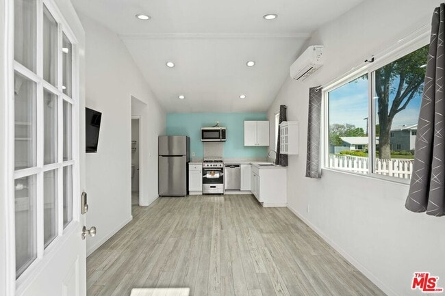 Foto del edificio - 6723 Sheltondale Ave