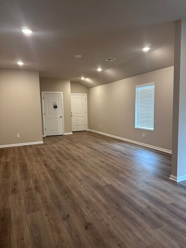 Building Photo - NEW NEW NEW!