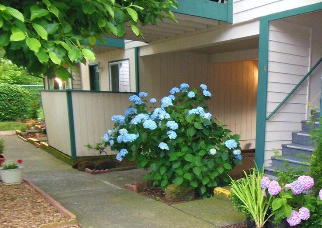 Building Photo - Tuscany Village