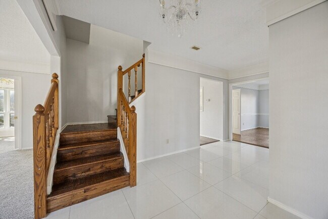 Foto del edificio - "Spacious 4-Bedroom, 2.5-Bath Living Meets Storybook Backyard Charm!"
