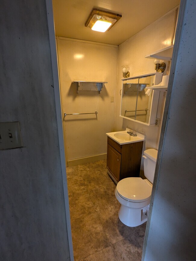 Baño - 2202 Brooklyn Ave