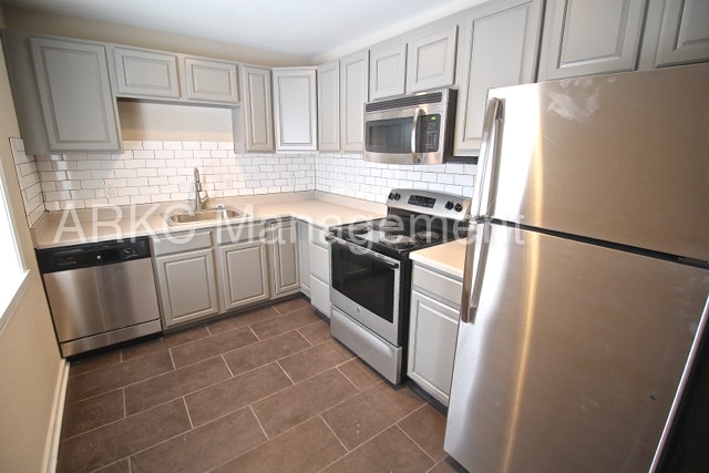 Building Photo - 210 E 38th St