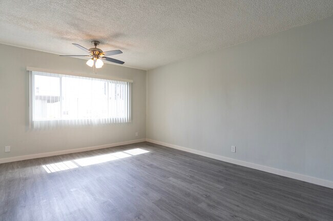 Building Photo - 6823 Variel Ave