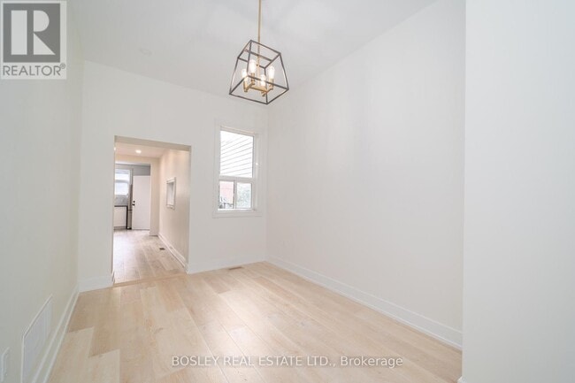 Photo du bâtiment - 13 Mansfield Ave