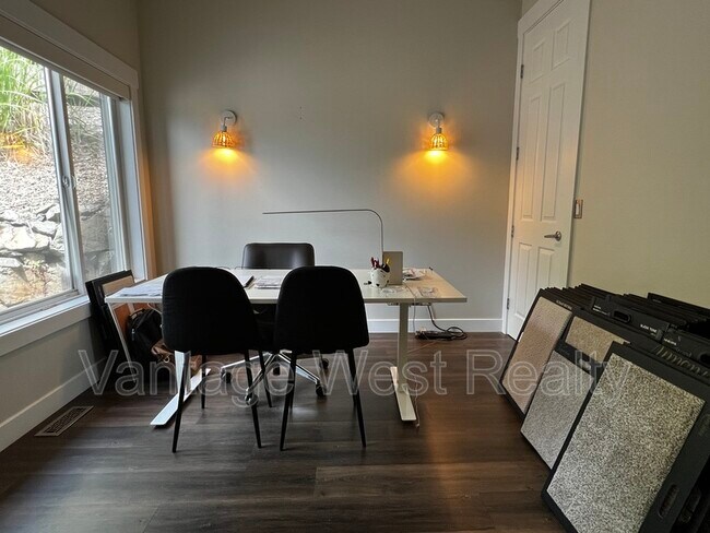 Building Photo - 1020 Aurora Heights