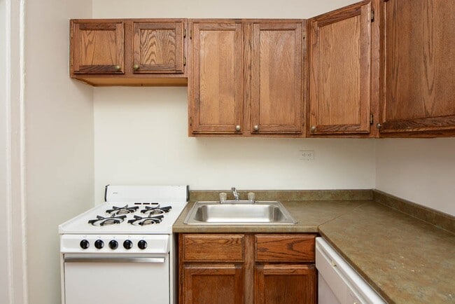 Building Photo - 545 W Wellington Ave