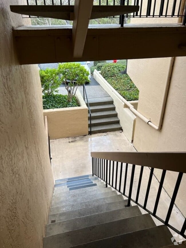 Building Photo - 2210 Golden Oaks Ln