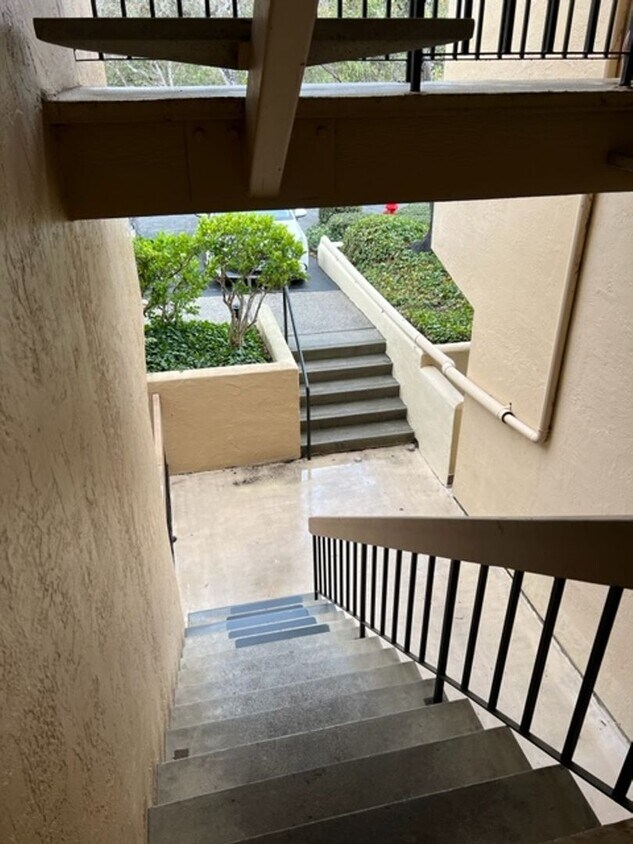 Foto principal - Great One Bedroom Condo Golden Oaks Monterey
