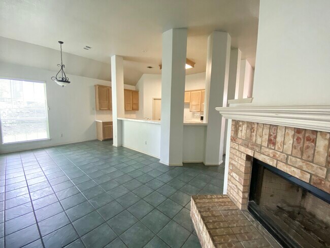 Family room - 302 N Kings Canyon Dr