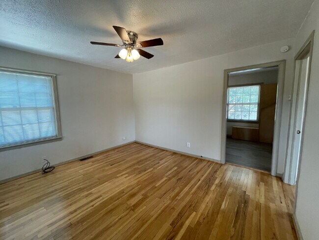 Foto del edificio - 1 bedroom above garage in Tech Terrace