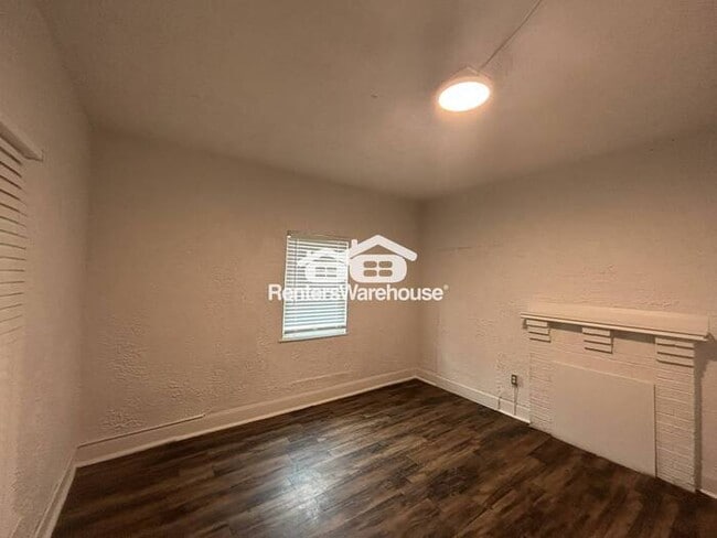Building Photo - Move in ready, 4-bedroom, 1-bath single family home.