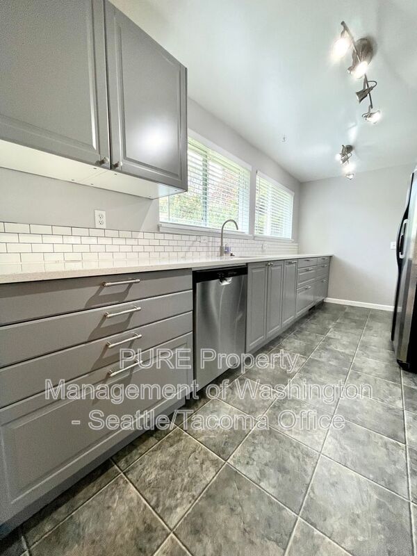 Building Photo - 2032 NE 177th St