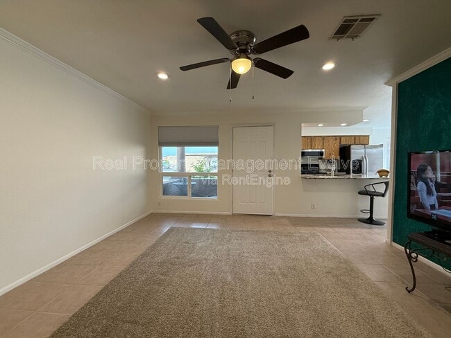 Building Photo - 502 W Yukon Dr