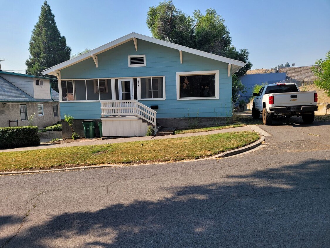 Primary Photo - Super cute 2 bedroom 1 bath washer dryer h...