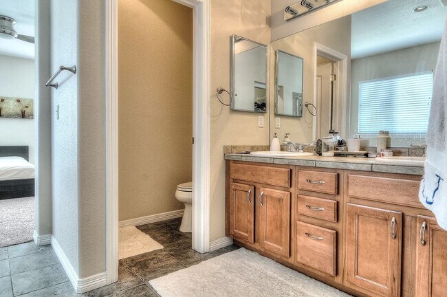 Foto del edificio - Beautiful Greenwood Village Three Bedroom Home in Gated Community