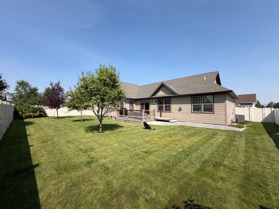 Building Photo - Dog Friendly 3 Bed 2 Bath Single Family Home W/ attached Garage, Big loft, and Fully Fenced yard!