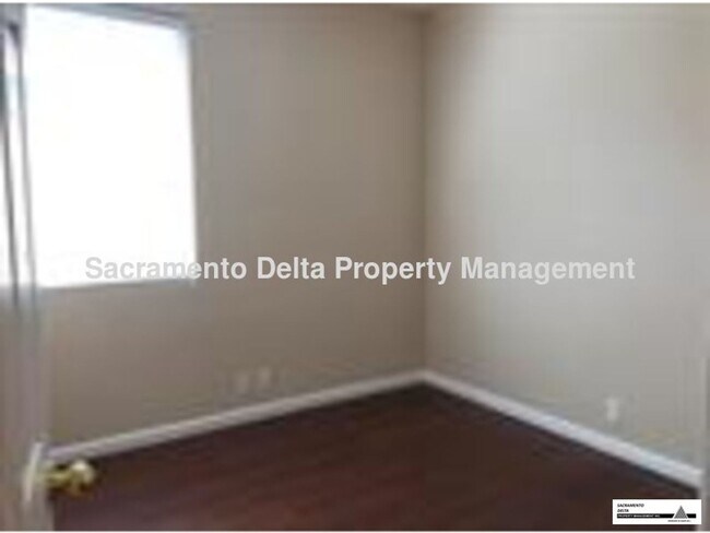 Building Photo - One Story Clean and Spacious 4 bed/2 bath ...