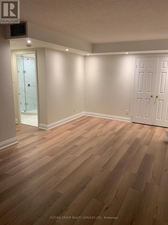 Building Photo - 880 Dundas St W