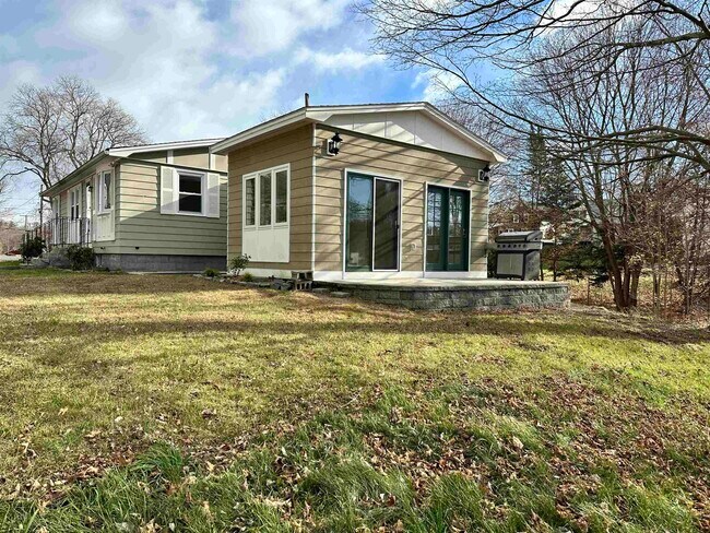 Building Photo - 6 Floral Ave Ext