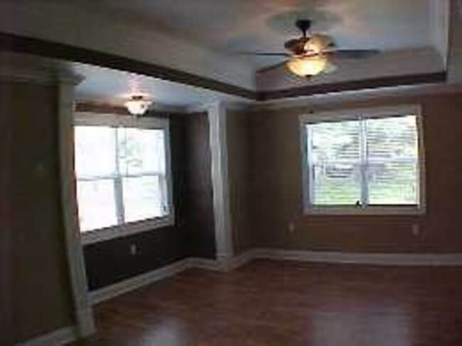Building Photo - 3 Bedroom 2 Bath Cottage Style Home with L...