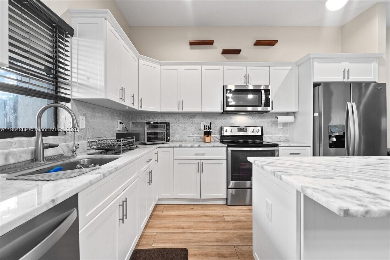 Foto principal - 9265 NW 16th St