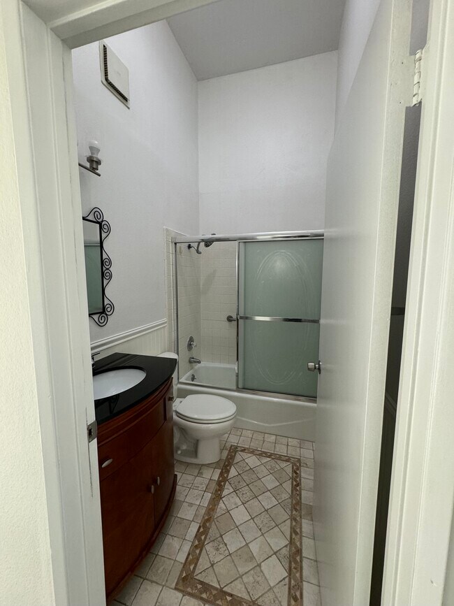 Building Photo - 814 W El Repetto Dr