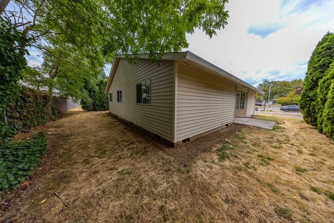 Foto del edificio - One Level Ranch Home - Three Bedrooms - Updated in 2024