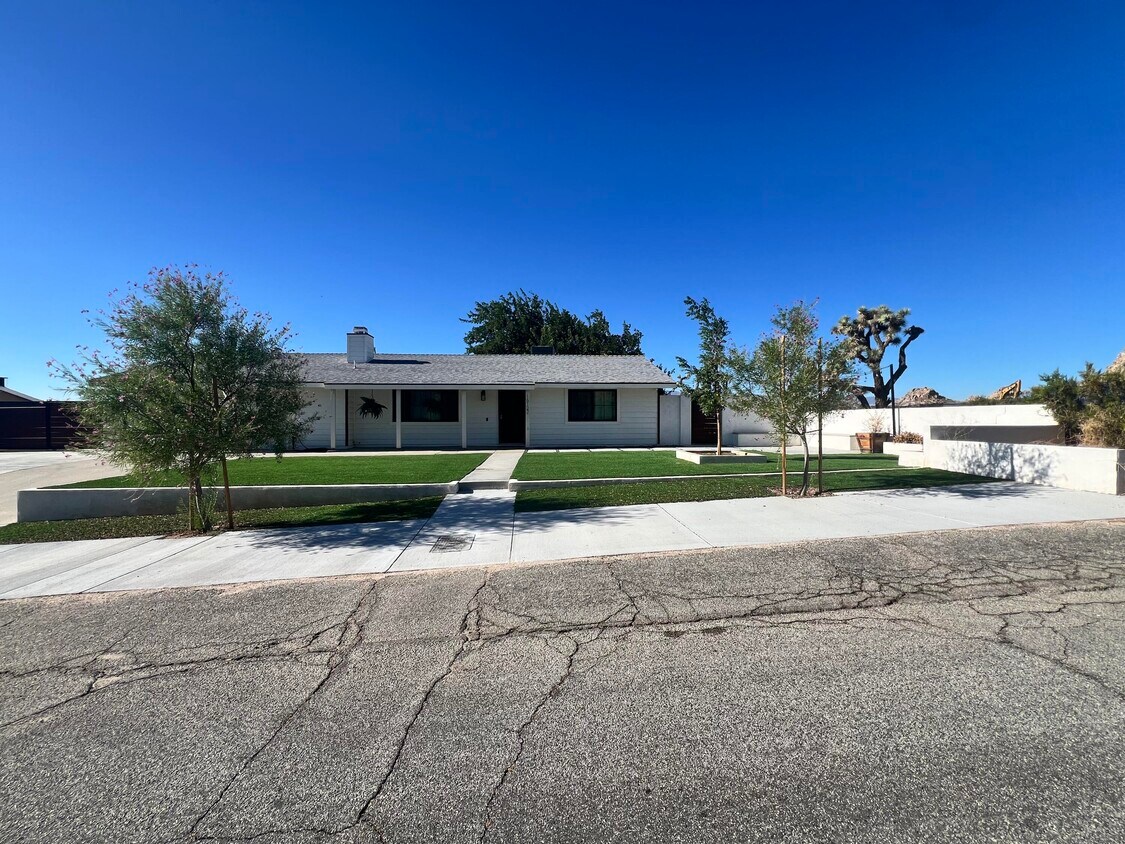 Foto principal - 16122 Stagecoach Ave