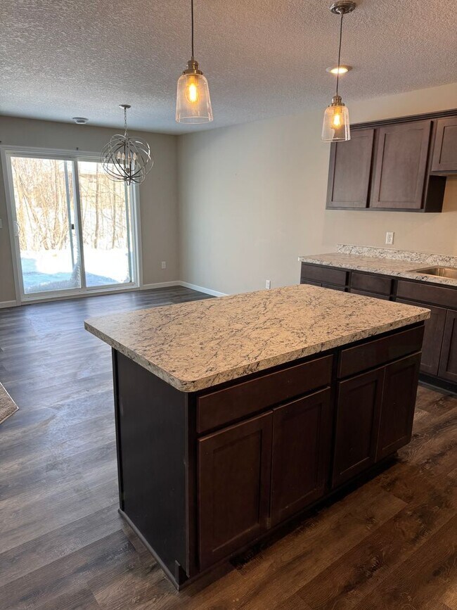 Foto del edificio - Newer Townhome- Built 2019! 3Bed/2.5Bth- F...