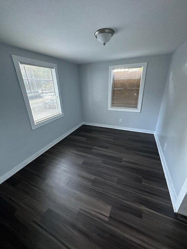 Building Photo - Fully Renovated 2/1 Single Family Availabl...