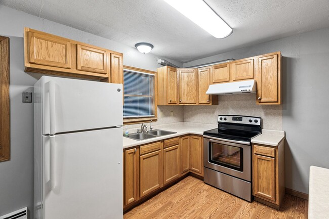 Building Photo - 3BR/2Bath Beautiful Lower Level Duplex Ava...