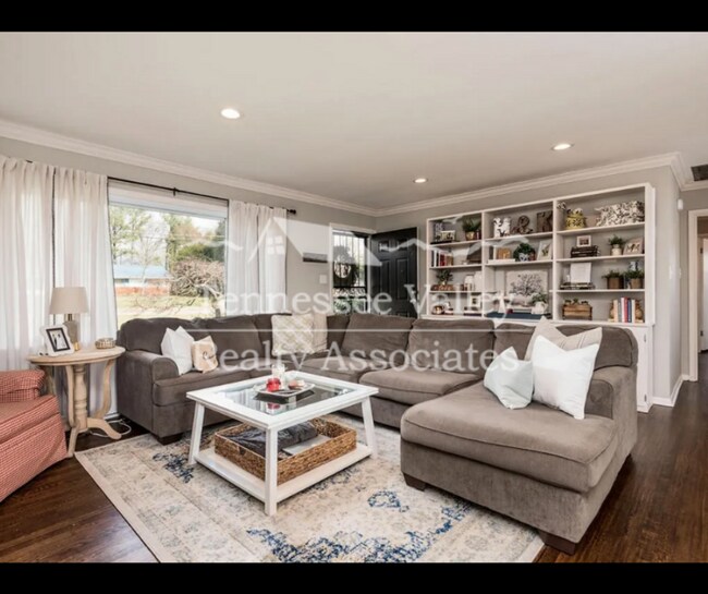 Building Photo - RENOVATED 4 Bed/2.5 Bath single level home...