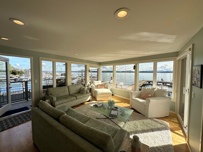 Building Photo - Leschi Waterfront Condo ~ The Pier