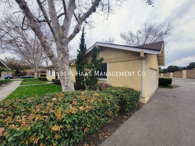 Building Photo - Luxurious Living, Completly Renovated Deta...