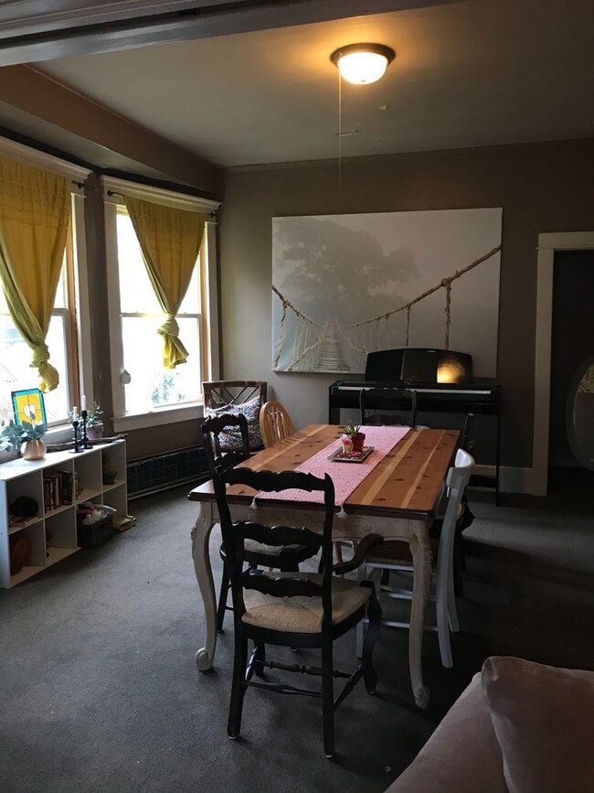 Building Photo - PRELEASING: Large 5 Bdrm, 2 Bath Home!
