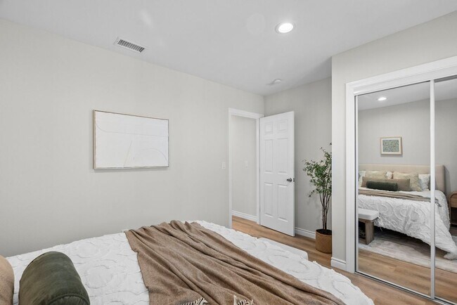 Foto del edificio - 1745 W 39th St