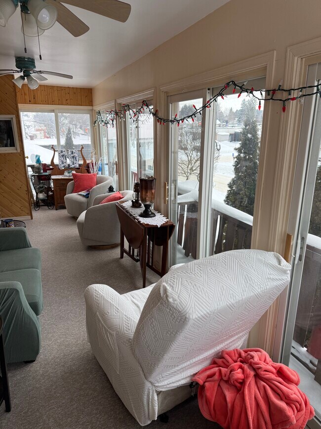 Appartement lumineux et spacieux de 2 chambres à l'étage, avec une grande véranda chauffée. Recherche locataire mature pour la durée du bail. - 11 Poyntz St