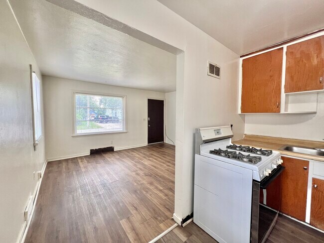 Building Photo - 924 Copeland Ave