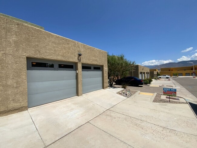 Foto del edificio - 4 Bedroom Home Available in Juan Tabo Hills!